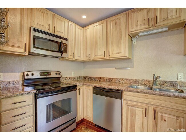 Building Photo - 347 Deer Path Rd