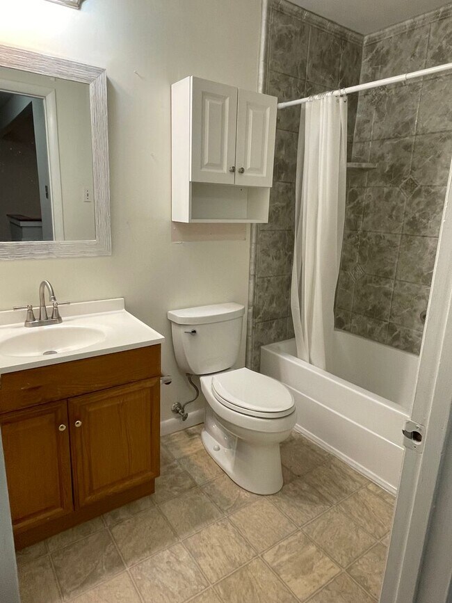 Building Photo - Available Now! 2 Bed, 1.5 Bath Townhome | ...