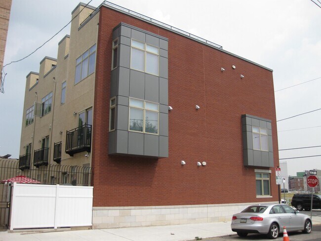 Building Photo - 802 N 19th St
