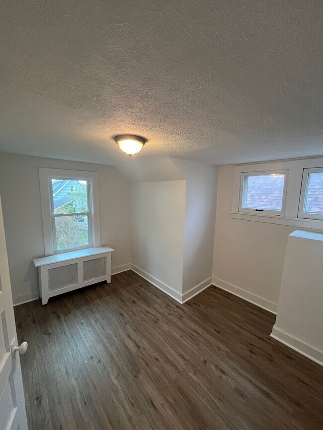 Building Photo - 3-Bed Home w/ Driveway & Enclosed Porches – Convenient Rochester Location