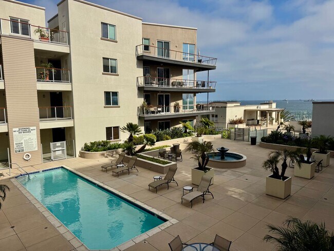 Building Photo - Gorgeous 3 Bed, 2 Bath Unit with Ocean Views