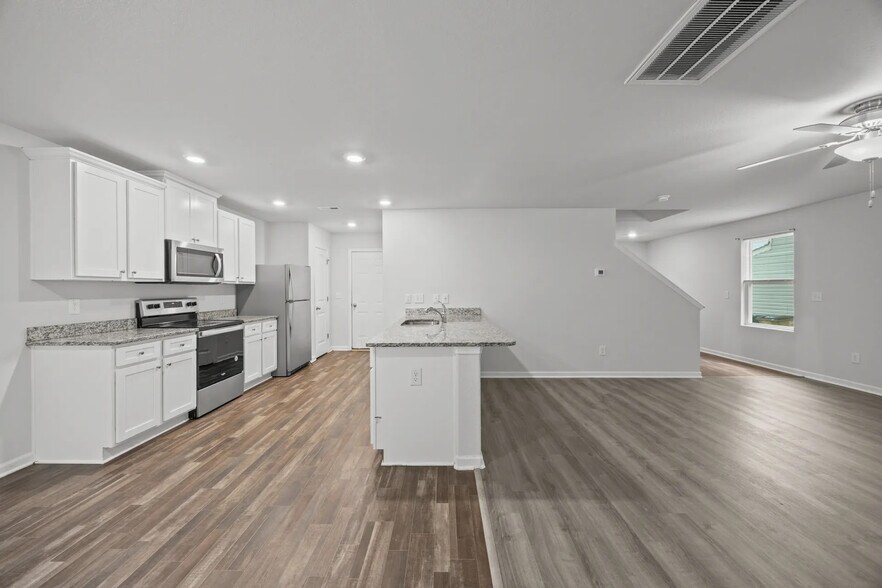 Building Photo - Room in House on Hazelburn Dr