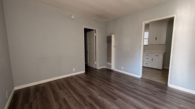 Building Photo - 6415 S Van Ness Ave