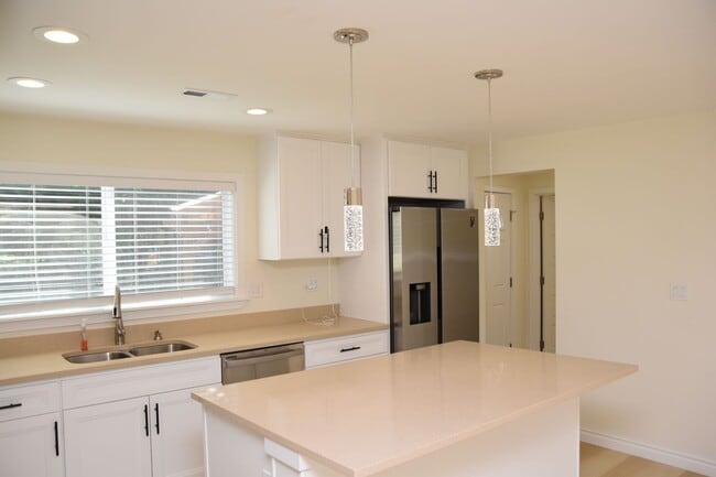 Building Photo - Beautiful 4-Bedroom Lakewood Home with Spacious Yard Near JBLM
