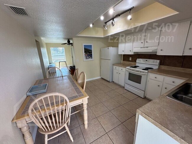 Building Photo - 13753 Oleander Ave