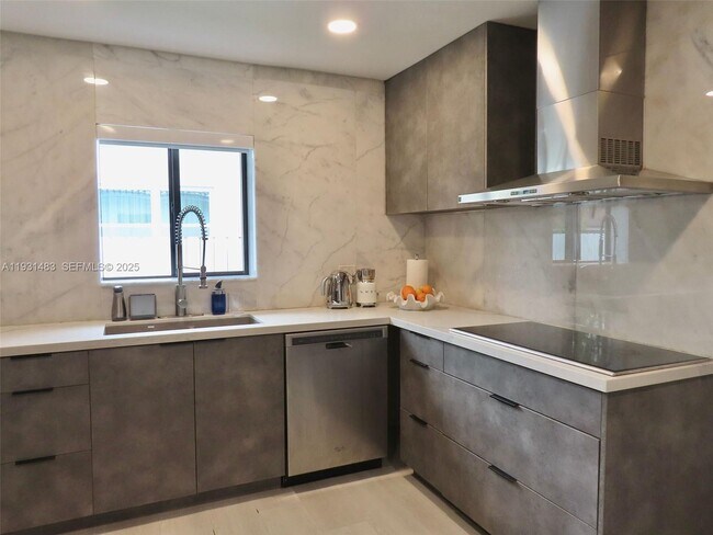 Building Photo - 260 187th St