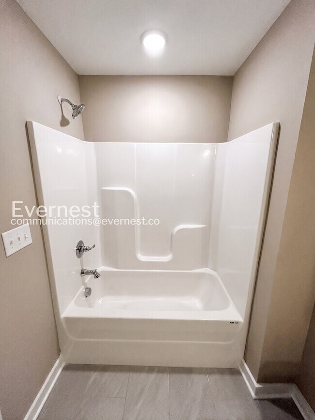 Building Photo - Limited Time Special Offer / 2 Bed/2.5 Bath Townhome with Off-Street Parking / Pet-Friendly / Ava...