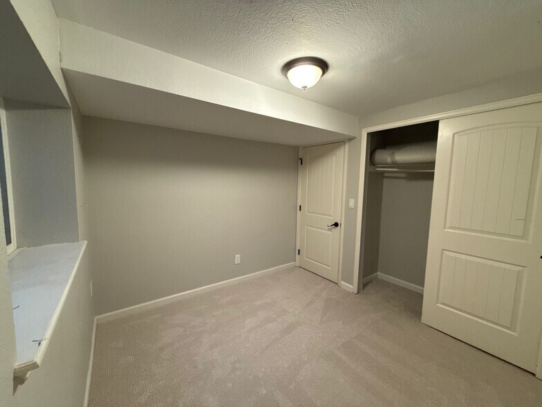 Building Photo - 6250 Northwind Dr