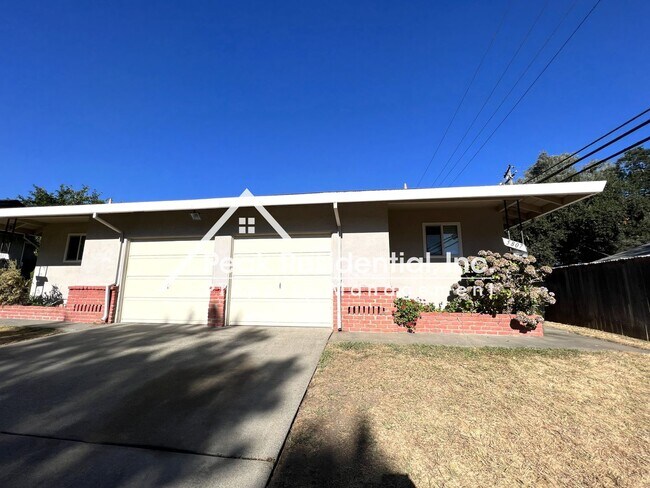 Building Photo - Updated 2bd/1ba Carmichael Duplex with Garage