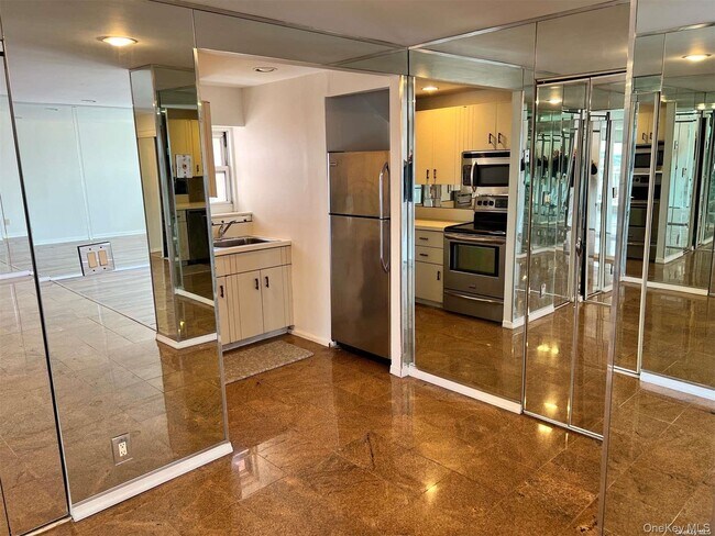 Building Photo - 2 Richmond Rd