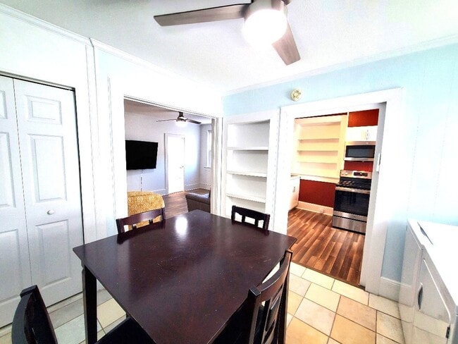 Building Photo - Beautiful 2BR/1BA Apartment with Utilities Included – Prime Downtown Location