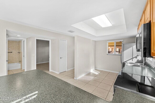 Building Photo - 8000 Ridgewood Ave