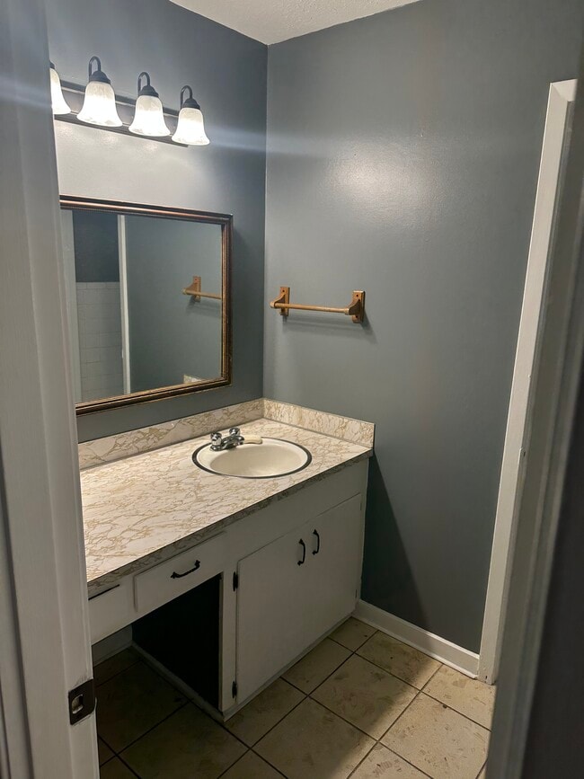 Building Photo - 221 Belaire Dr