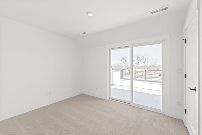 Building Photo - (Move-in Special) 3 Bedroom Townhome in LoSo!