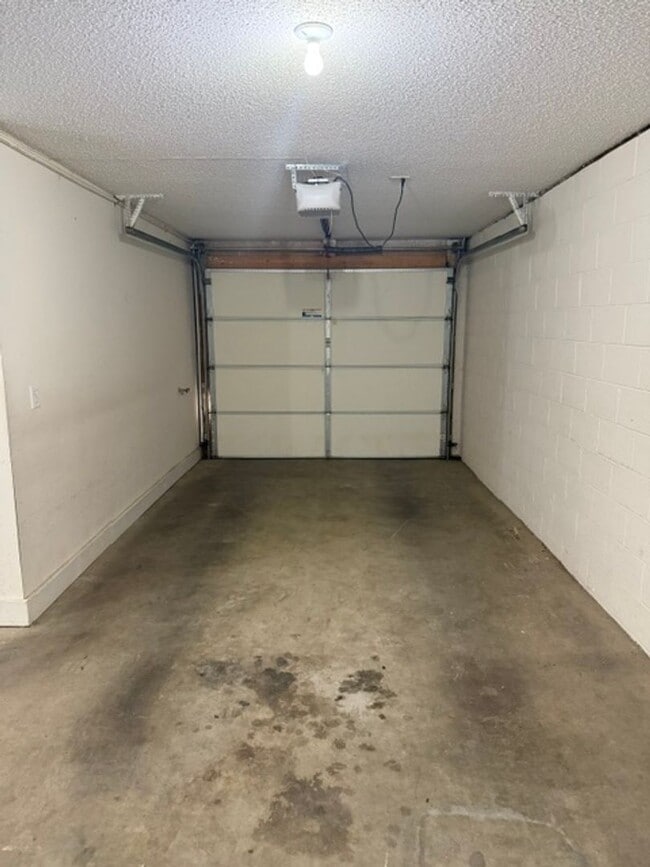 Building Photo - Worry free living, brick condo in Jonesborough!