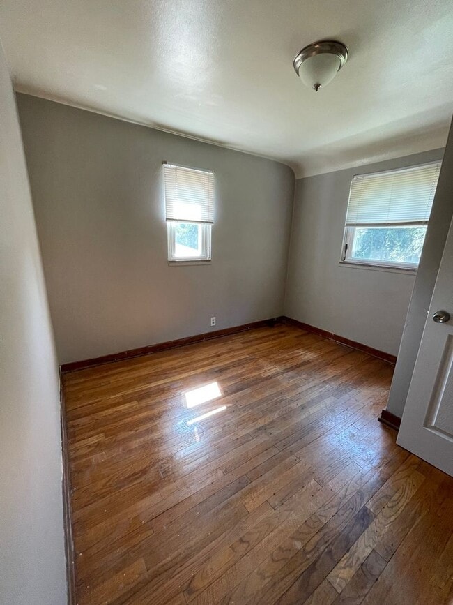 Building Photo - Duplex in prime neighborhood