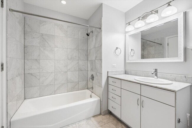 Building Photo - 860 W Blackhawk St