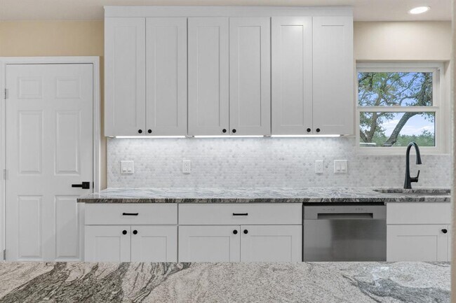 Building Photo - 900 Morgan Hill Dr