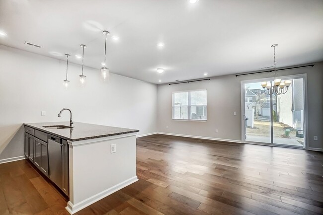 Building Photo - Move-in Ready Modern Townhome!!