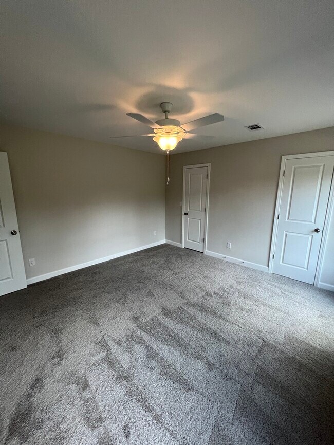 Building Photo - FIRST MONTH'S RENT FREE!