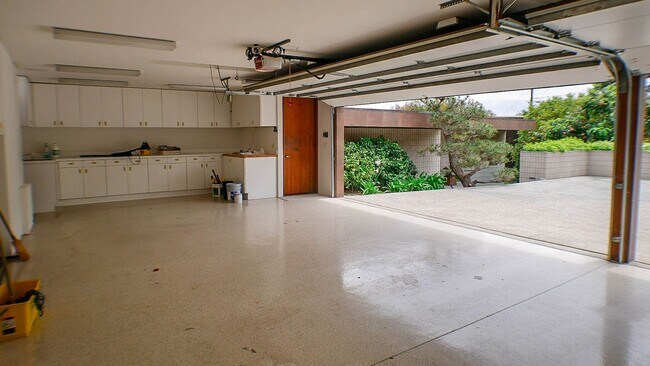 Building Photo - La Playa living with stunning city, ocean ...