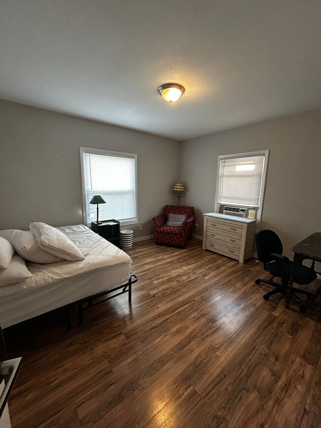 Building Photo - 1143-1145-1145 S Plymouth Ave