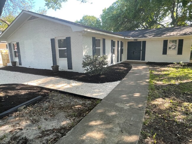 Building Photo - 405 11th St