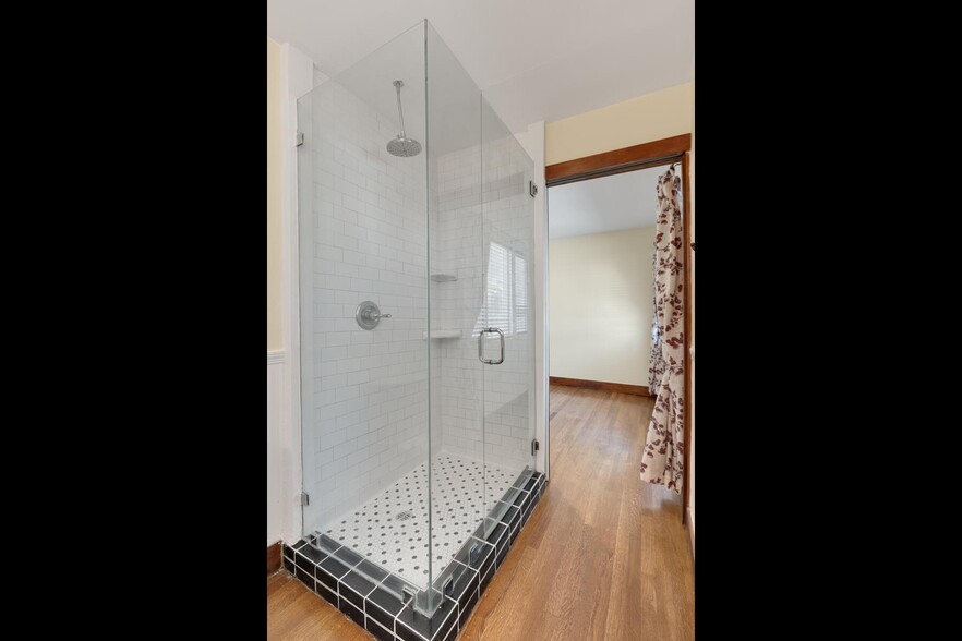 Master bath -b - 1168 N Westmoreland Ave