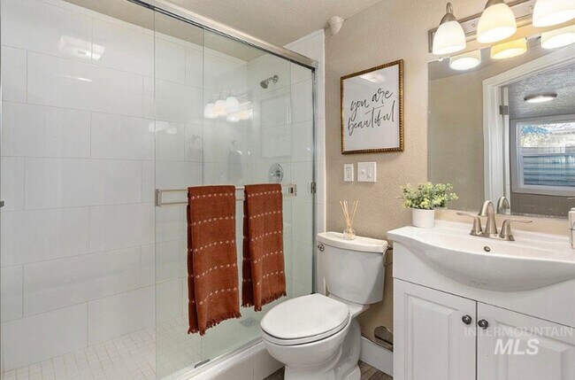 Building Photo - 4 Bed 2 Bath in Boise!