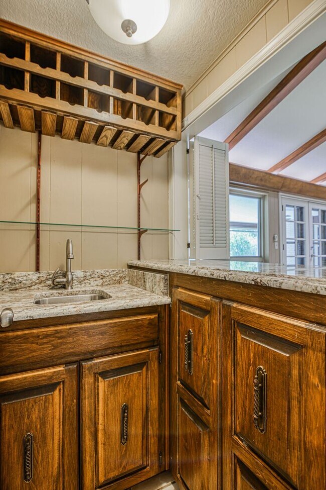 Building Photo - Stunning eastside rental in highly desirable area!