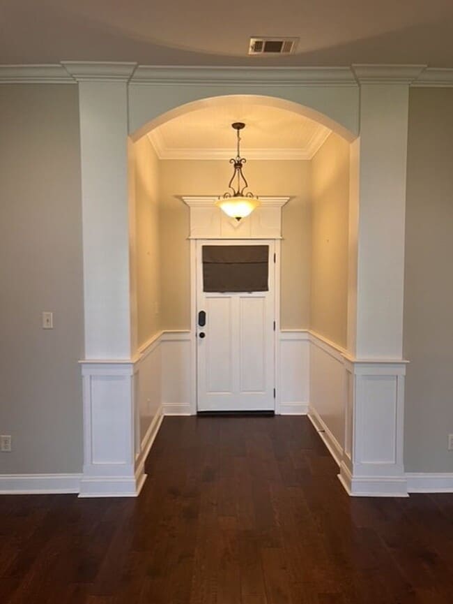 Building Photo - Crestwood S/D