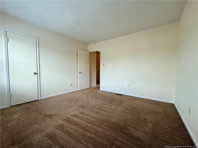 Building Photo - 421 Kirkcaldy Ct