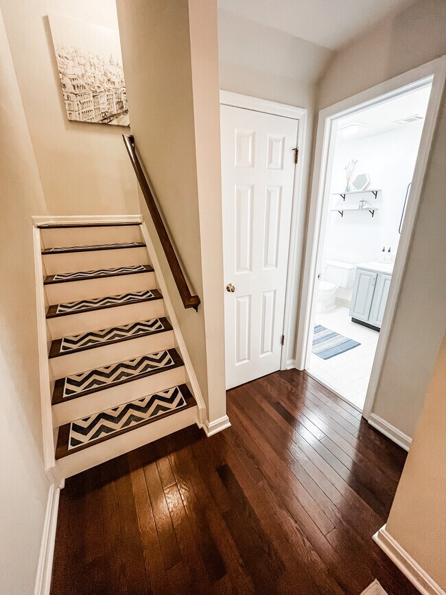 Level 1 Hallway/Bathroom - 901A S Scott St