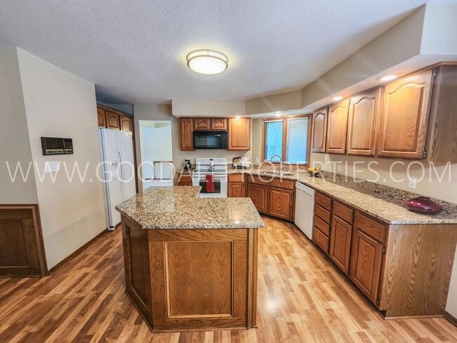 Building Photo - Executive 4 Bedroom Home in West Des Moine...