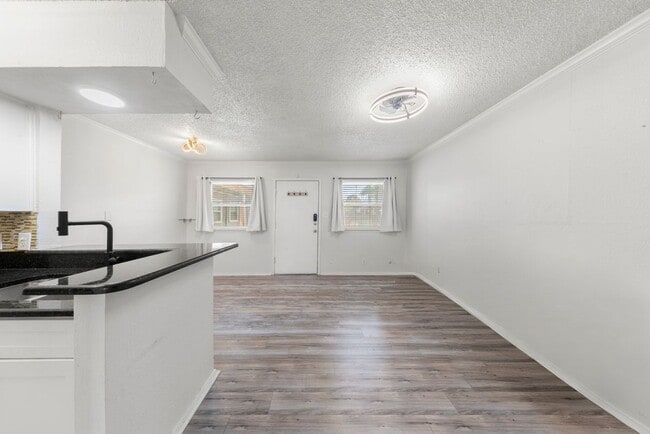 Building Photo - 2401 Manor Rd