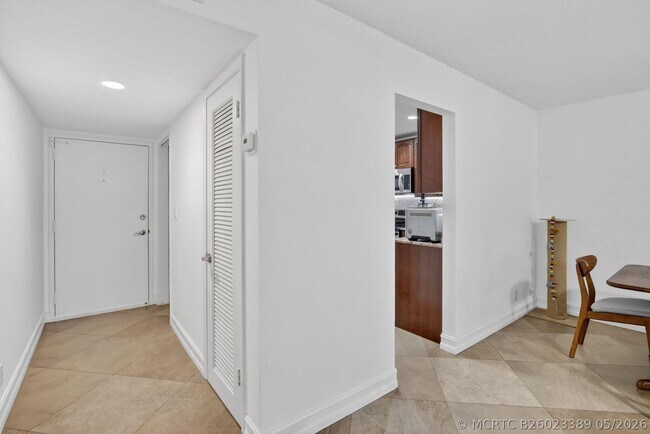 Building Photo - 9101 Jacaranda Ln
