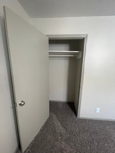 Building Photo - 1106 W 7th St