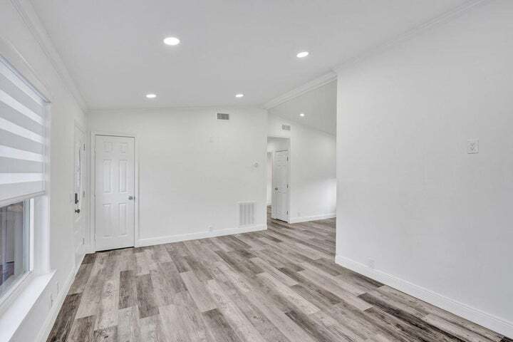 Building Photo - 229 SW 1st Ave