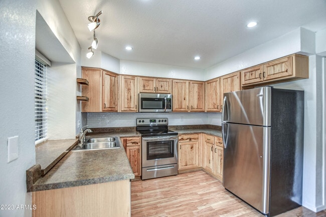 Building Photo - 4901 E Kelton Ln