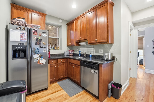 Building Photo - 1928 W Addison St