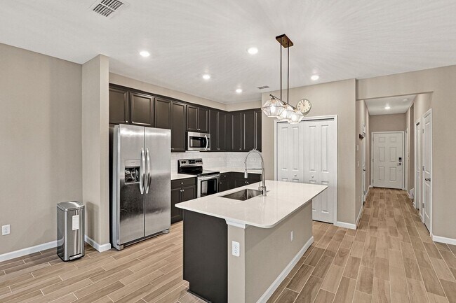 Building Photo - 3 bedroom/ 2.5 bath townhome in Beachwalk!