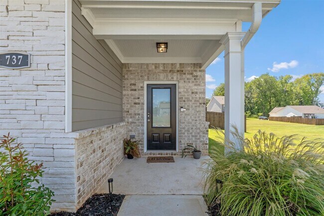 Building Photo - 737 Woody Dr