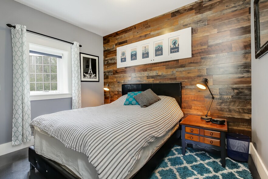 Building Photo - 337 NE 54th St