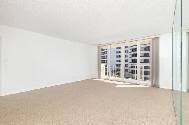 Building Photo - 630 Ocean Dr
