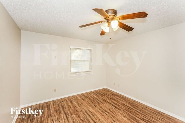Building Photo - 2012 Garden Oaks Dr