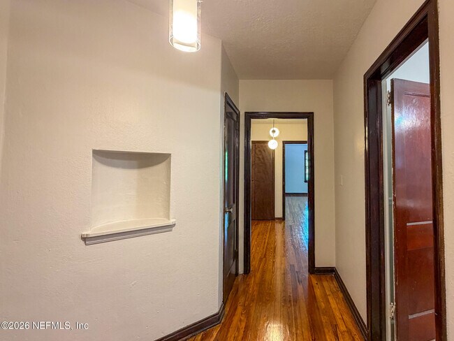 Building Photo - 2575 Myra St