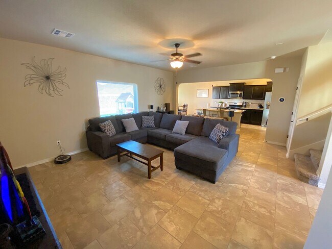 Building Photo - East El Paso 3 bed Refrig A/C w/ Gorgeous ...