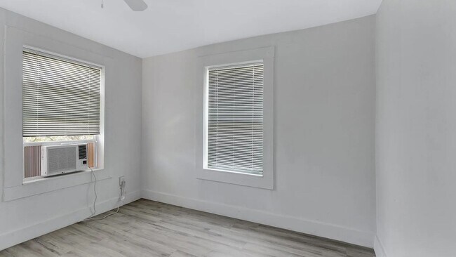 Building Photo - 2737 Stuart Dr
