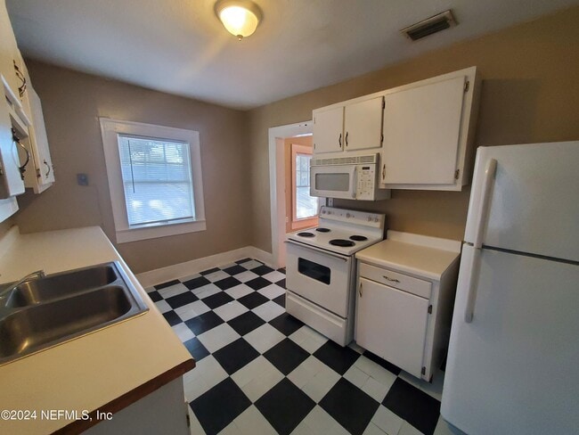 Building Photo - 3218 Herschel St