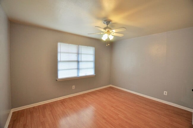 Building Photo - FOR LEASE! Cute 3 BR - 1 BA Frame Home wit...
